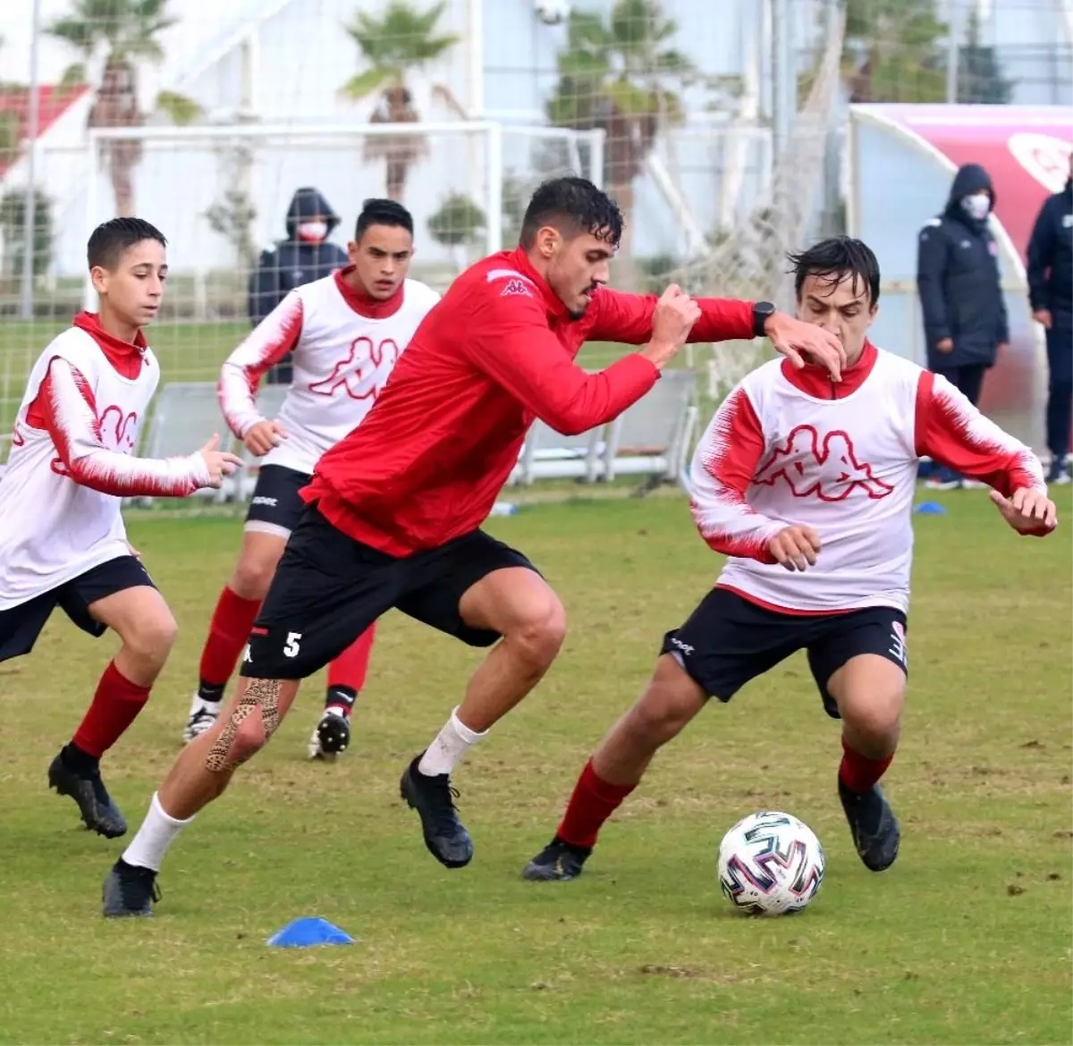 Antalyaspor\'da Doğukan Sinik ile Bahadır Öztürk, 15 yaş altı takımıyla çalıştı