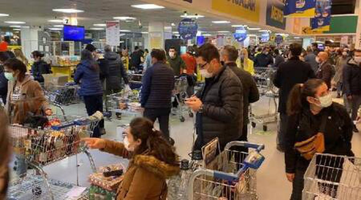 Ataşehir\'de markette kısıtlama öncesi yoğunluk