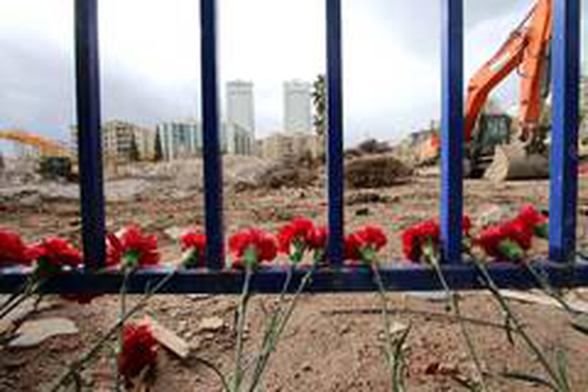 Başkan Sandal, depremde hayatını kaybedenler için lokma döktürdü, karanfil bıraktı
