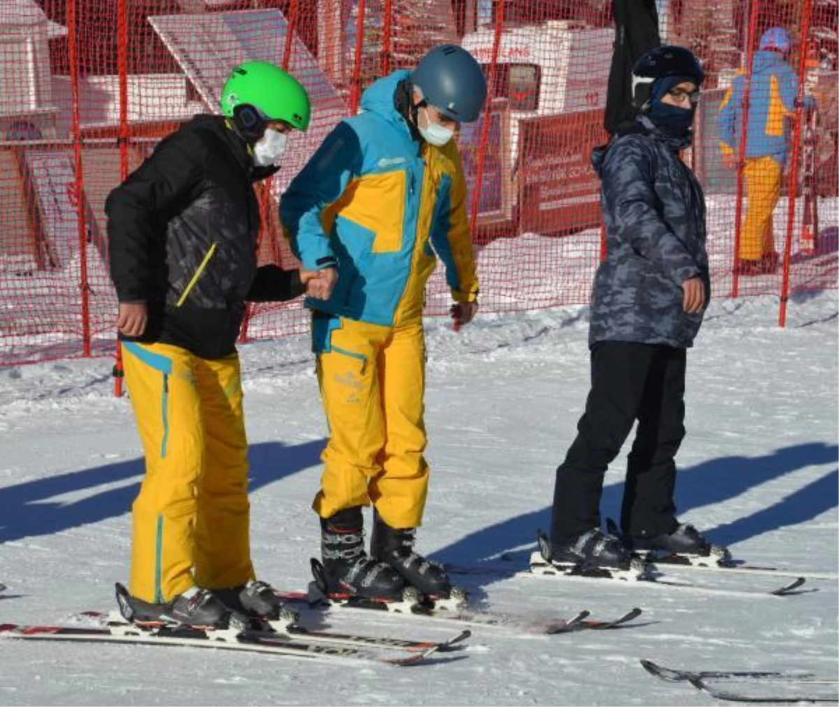 Son dakika haberleri: Covid-19 savaşçıları kayak yaparak stres attı