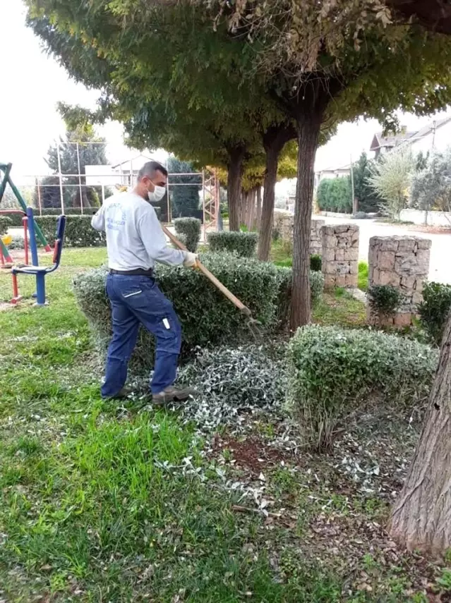 Döşemealtı'nda parklara kış bakımı