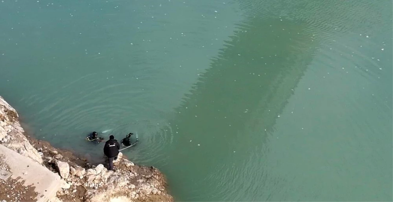 Elazığ\'dan gelen dalgıç ekibi Fırat Nehri\'nde arama yaptı