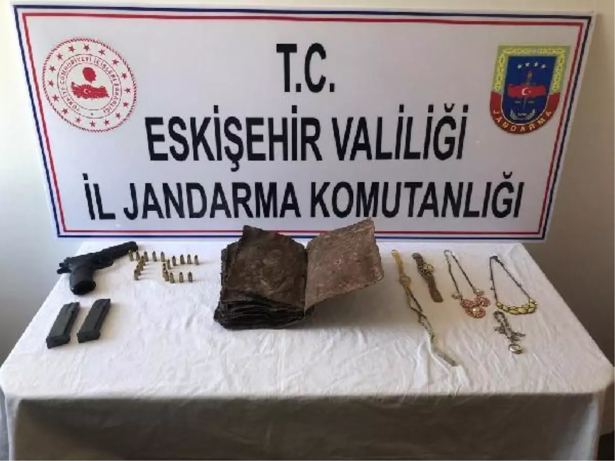 Eskişehir\'de bin yıllık el yazması İncil ele geçirildi (2)