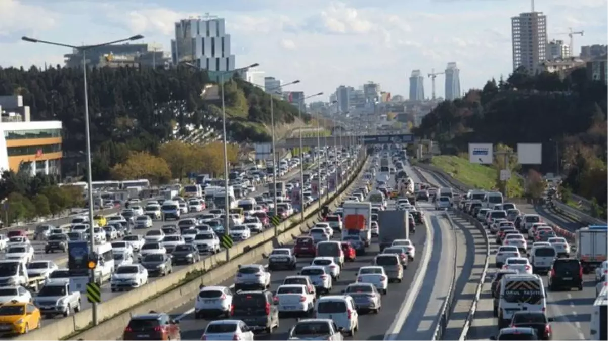 Hafta sonu kısıtlaması öncesi öncesi İstanbul\'da trafik kilitlendi