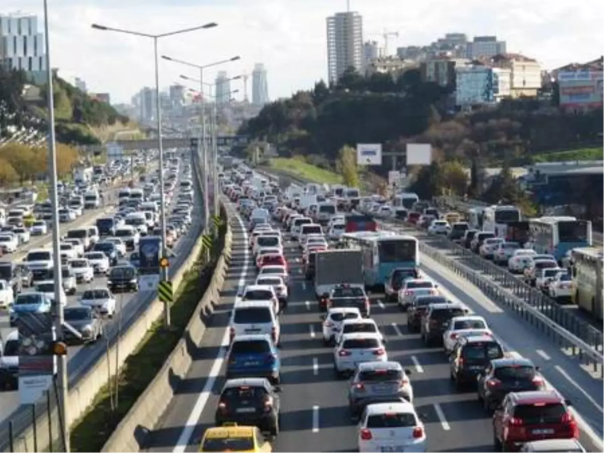 (havadan fotoğraflarla) İstanbul\'da hafta sonu kısıtlamasına saatler kala trafik yoğunluğu (2)