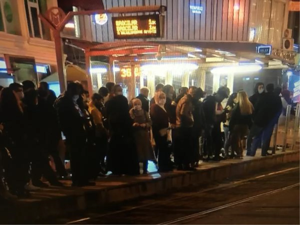 İstanbul\'da tramvaylarda korkutan kalabalık