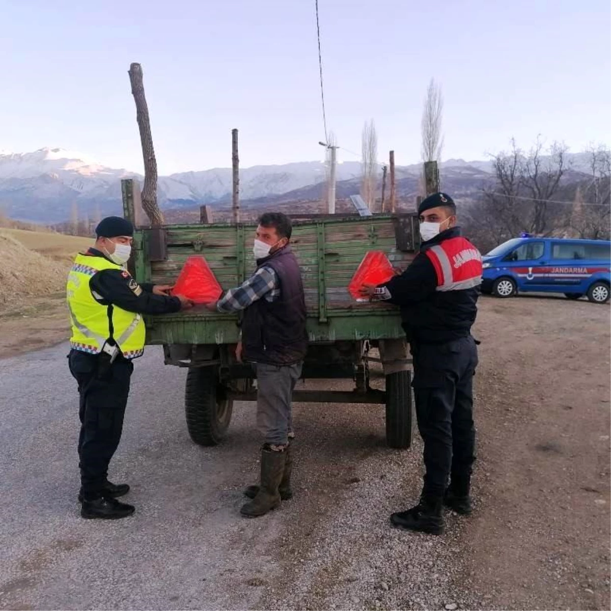 Son dakika: Jandarma traktör sürücülerine reflektör dağıttı