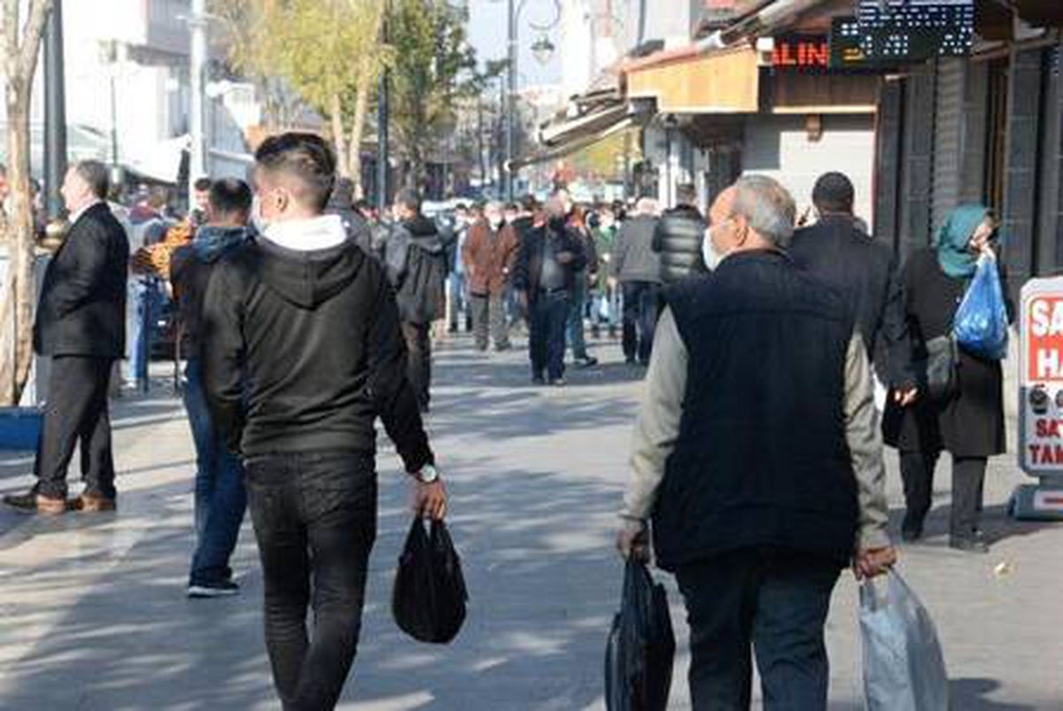 Kısıtlama öncesi Diyarbakır\'da caddelerde yoğunluk