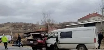 Kütahya'da minibüs ile çarpışan otomobil hurdaya döndü: 2 ölü, 1 yaralı