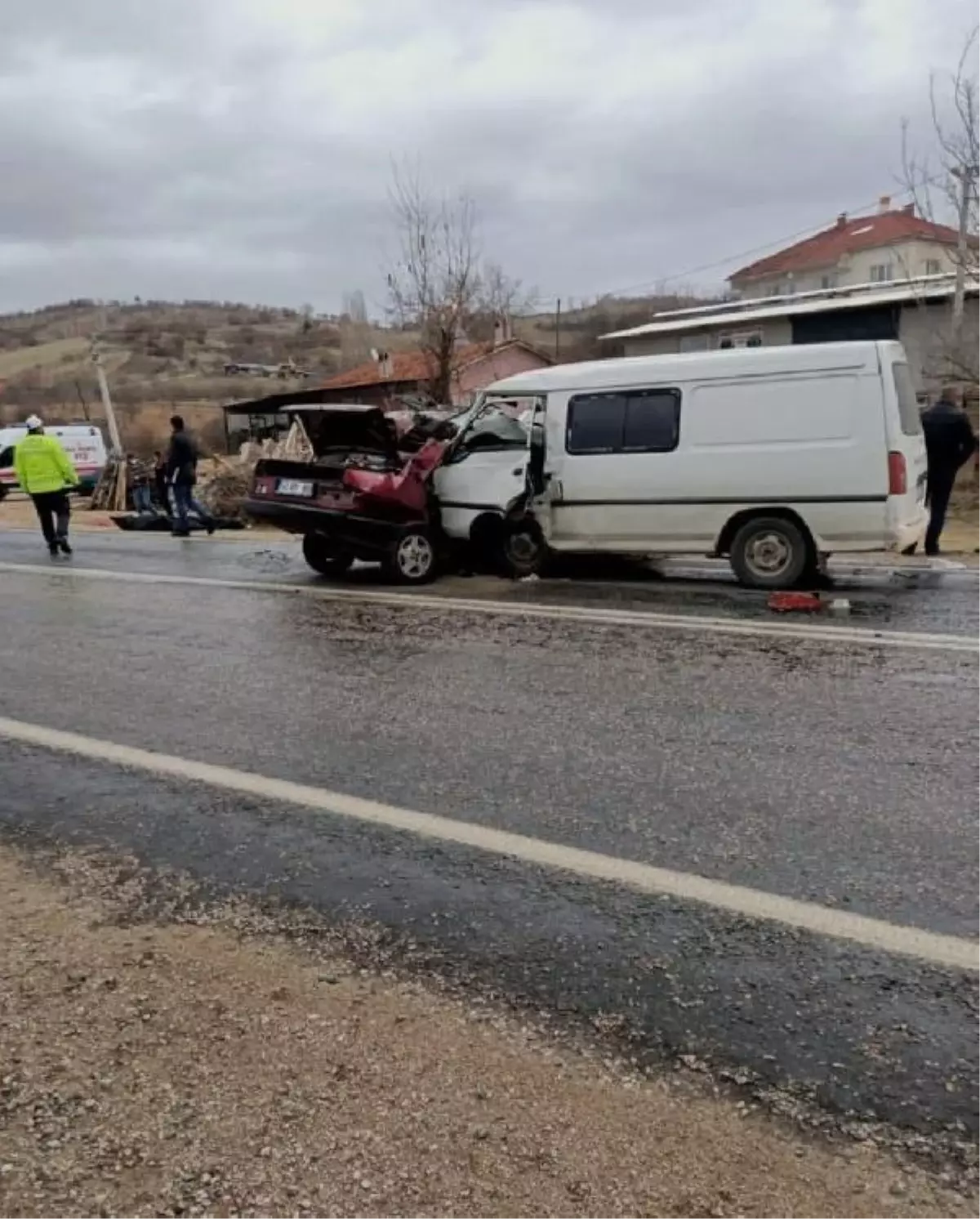 Kütahya\'da minibüs ile çarpışan otomobil hurdaya döndü: 2 ölü, 1 yaralı