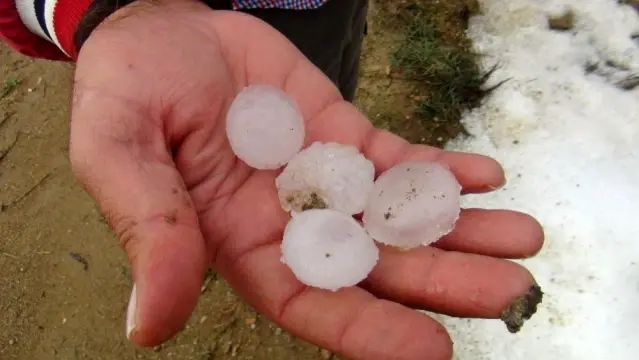 Manavgat'ta şiddetli dolu sera ve bahçeleri vurdu