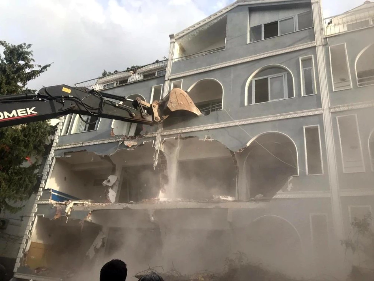 Marmaris\'te riskli binaların yıkım işlemleri devam ediyor