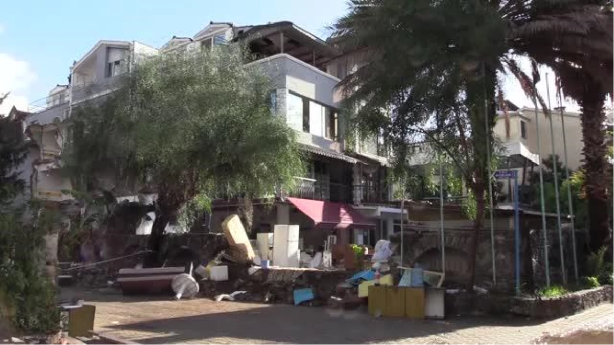 Marmaris\'te "riskli yapı" olduğu tespit edilen apart otelin yıkımı başladı