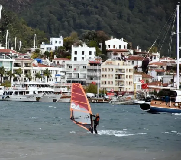 Marmaris'te, sörf tutkunları sahilde buluştu