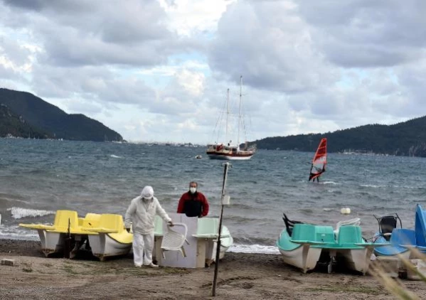 Marmaris'te, sörf tutkunları sahilde buluştu