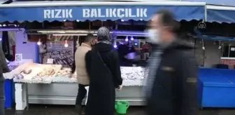 Son dakika haber! Sokağa çıkma kısıtlaması öncesi balık tezgahlarında yoğunluk yaşandı