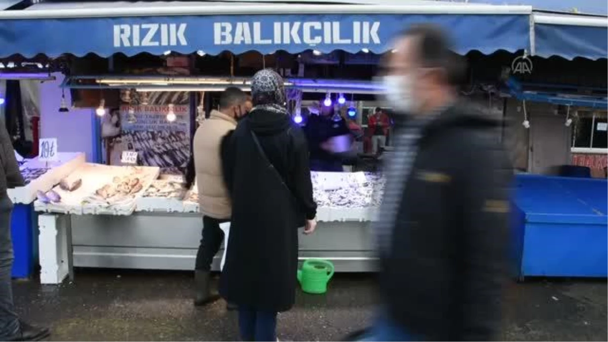 Son dakika haber! Sokağa çıkma kısıtlaması öncesi balık tezgahlarında yoğunluk yaşandı