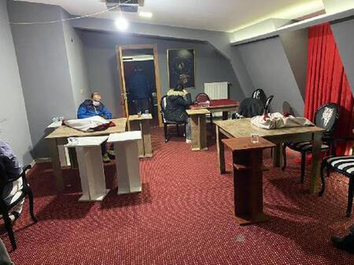 Sokağa çıkma kısıtlamasında kumar oynarken yakalanan 35 kişiye 263 bin lira ceza