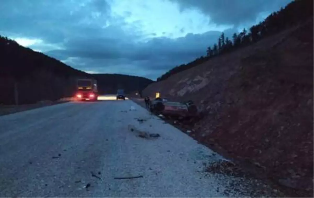 Takla atan otomobildeki çifti ölüm ayırdı