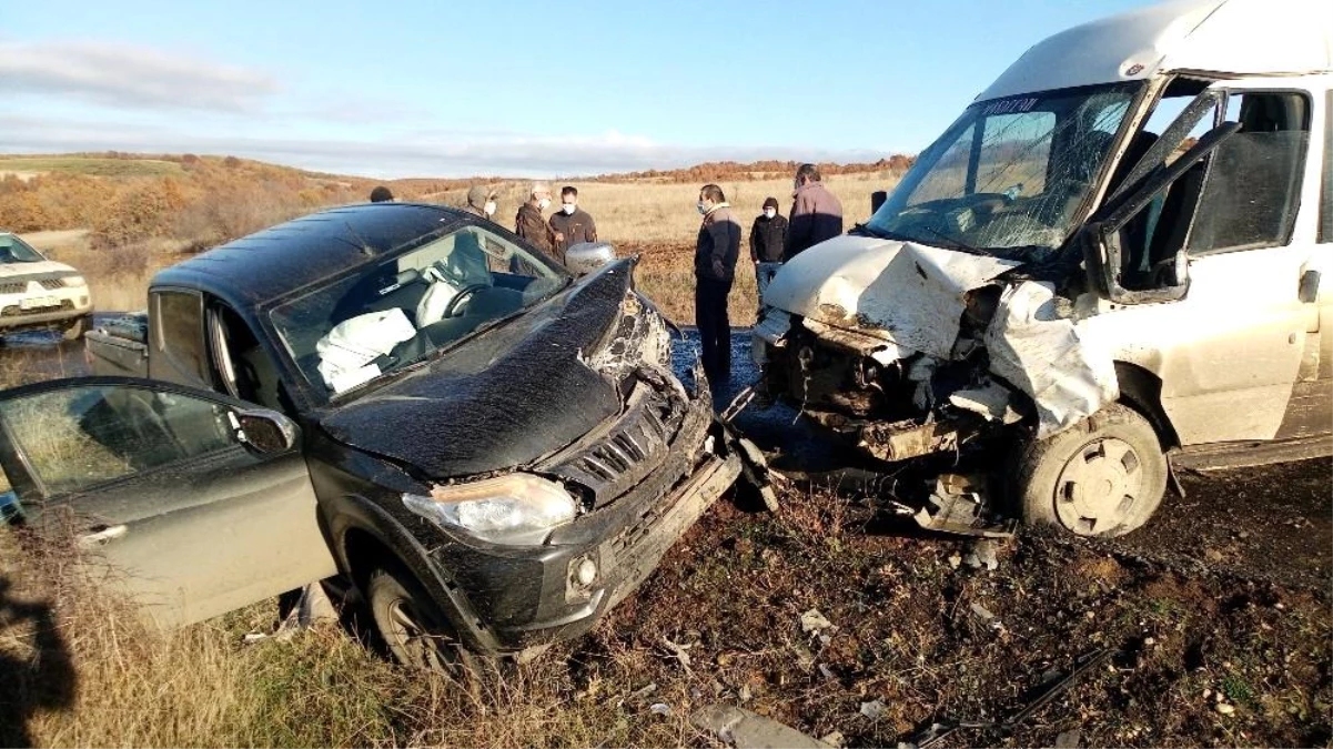 Tekirdağ\'da minibüsle kamyonet çarpıştı: 4 yaralı