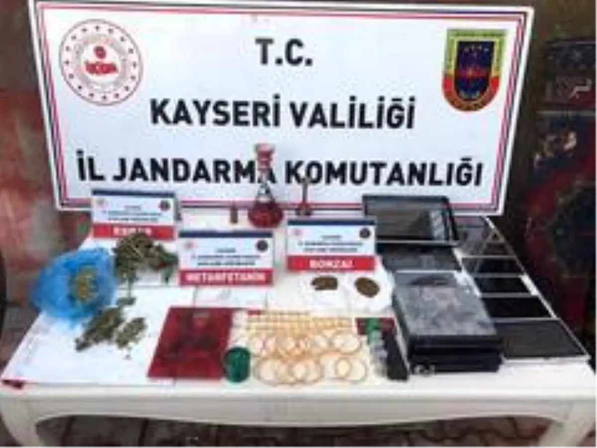 Uyuşturucu zanlısının evinden servet çıktı