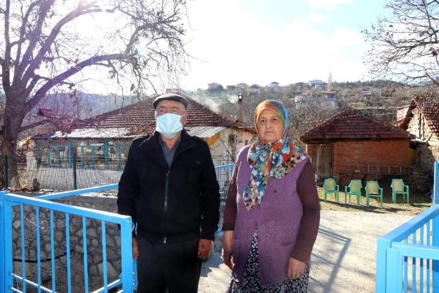 Yaşlı çiftin kefen parasını bıçak zoruyla gasbeden zanlılar, adliyeden ellerini kollarını sallayarak çıktı