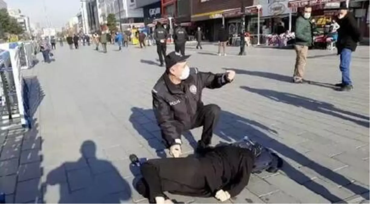 Yolun ortasında bayılan kadın için her geçen akıl verdi! Polis, tepki gösterdi