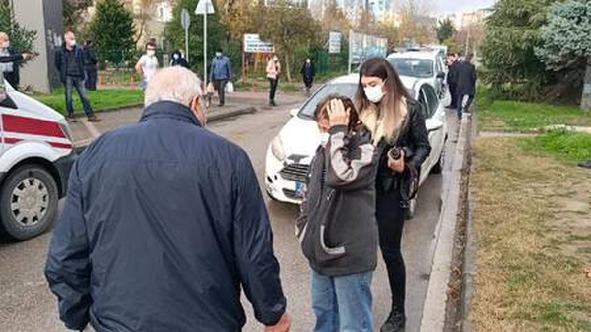 Yolun karşısına geçmek isteyen yaşlı adama otomobil çarptı