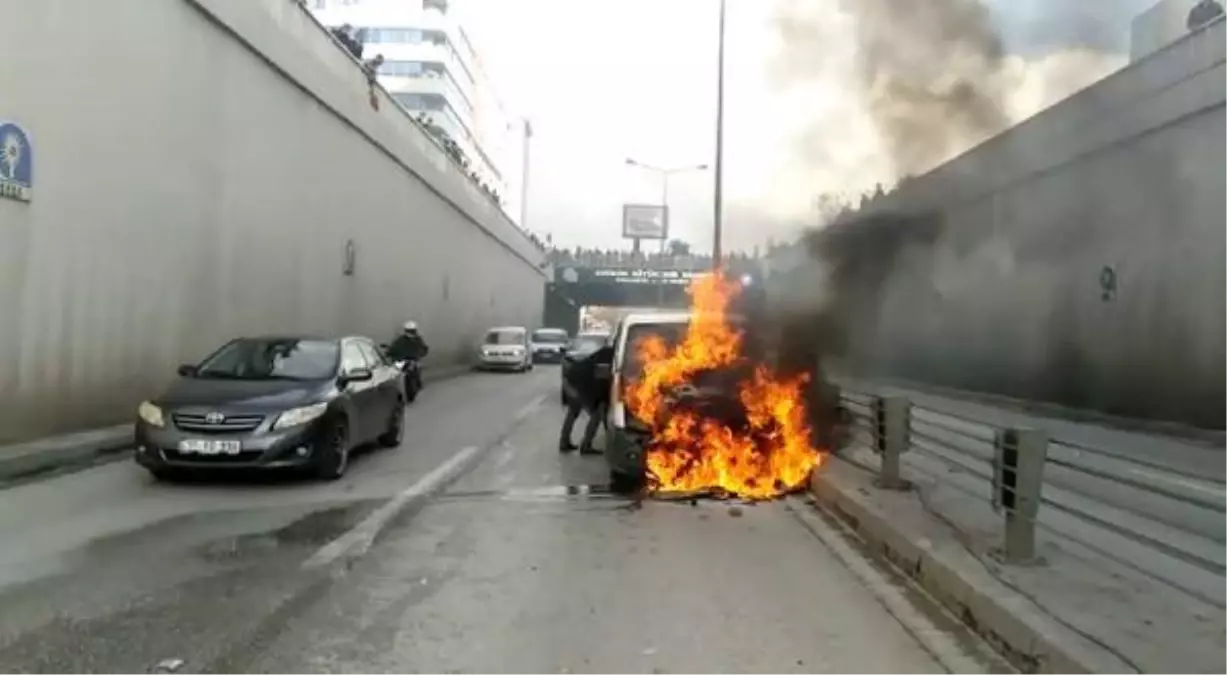 Son dakika haberleri... Zincirleme kazada, sivil polislerin ekip otosu alev aldı