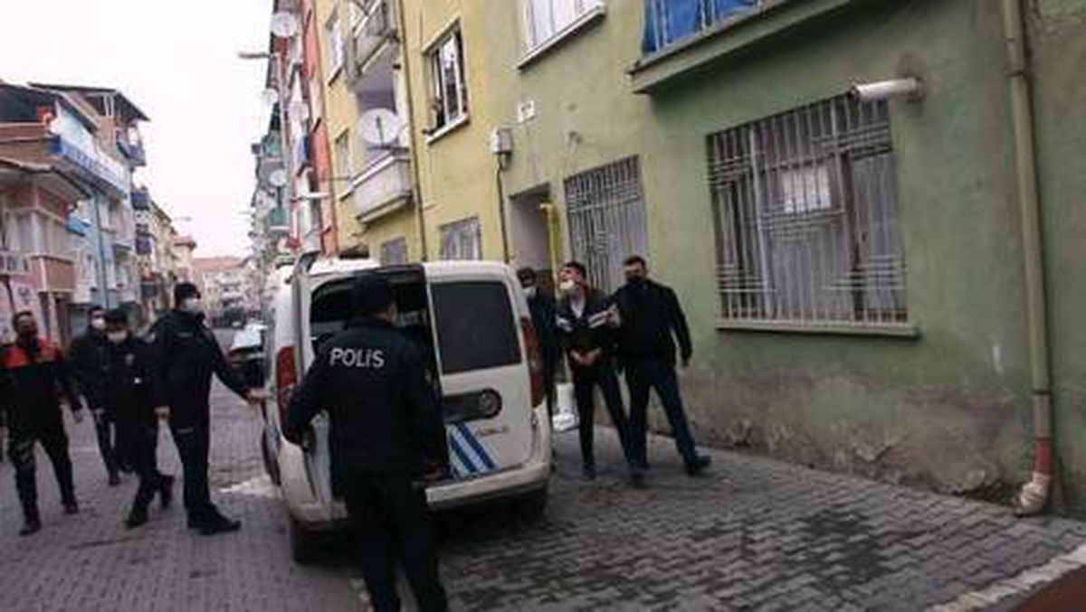 Annesini rehin alan genci polis ikna etti