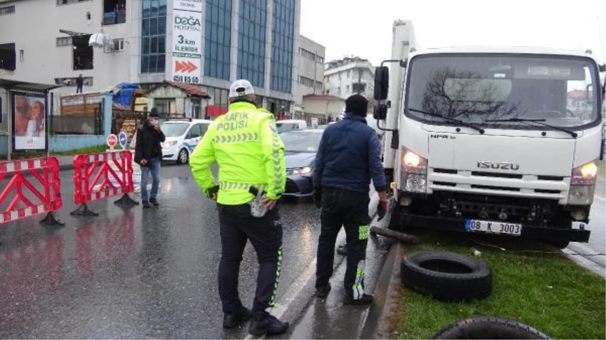 Avcılar\'da otomobilin sıkıştırdığı kamyonet kaza yaptı