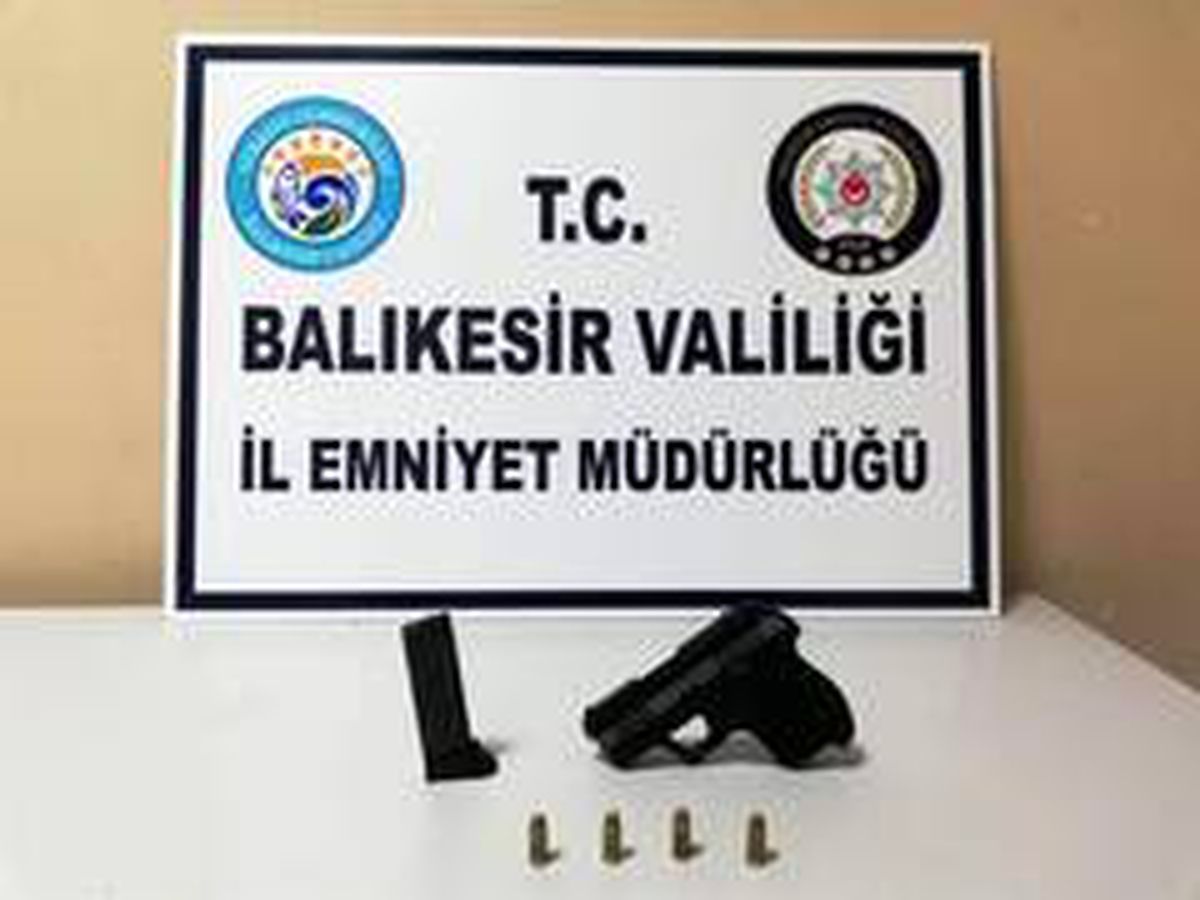 Balıkesir\'de polis 20 aranan şahsı yakalarken, 3 silah ele geçirdi