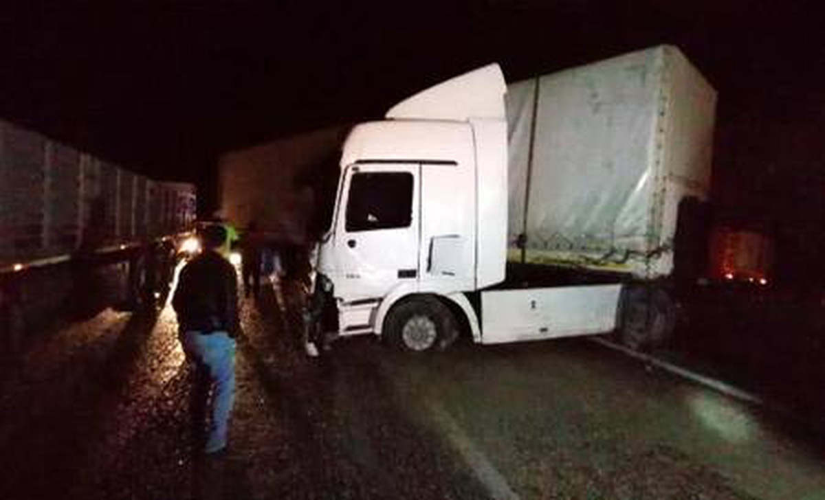 Bariyerlere çarpan TIR\'dan fırlayan sürücü, denize düşerek kayboldu