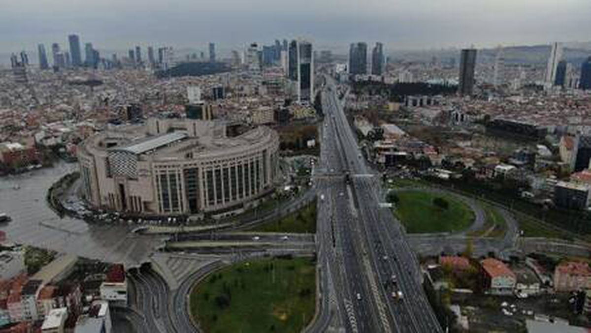 Boş kalan meydanlar ve yollar havadan görüntülendi