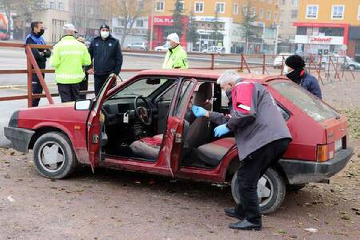 Çaldığı otomobili yakıtı bitince terk etti