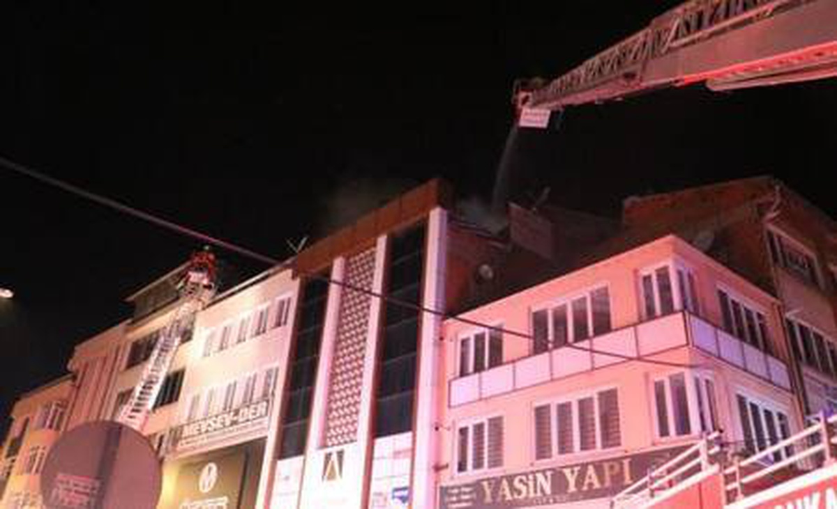 Çatıdaki yangını fark eden mahalle bekçileri, 2 aileyi tahliye etti