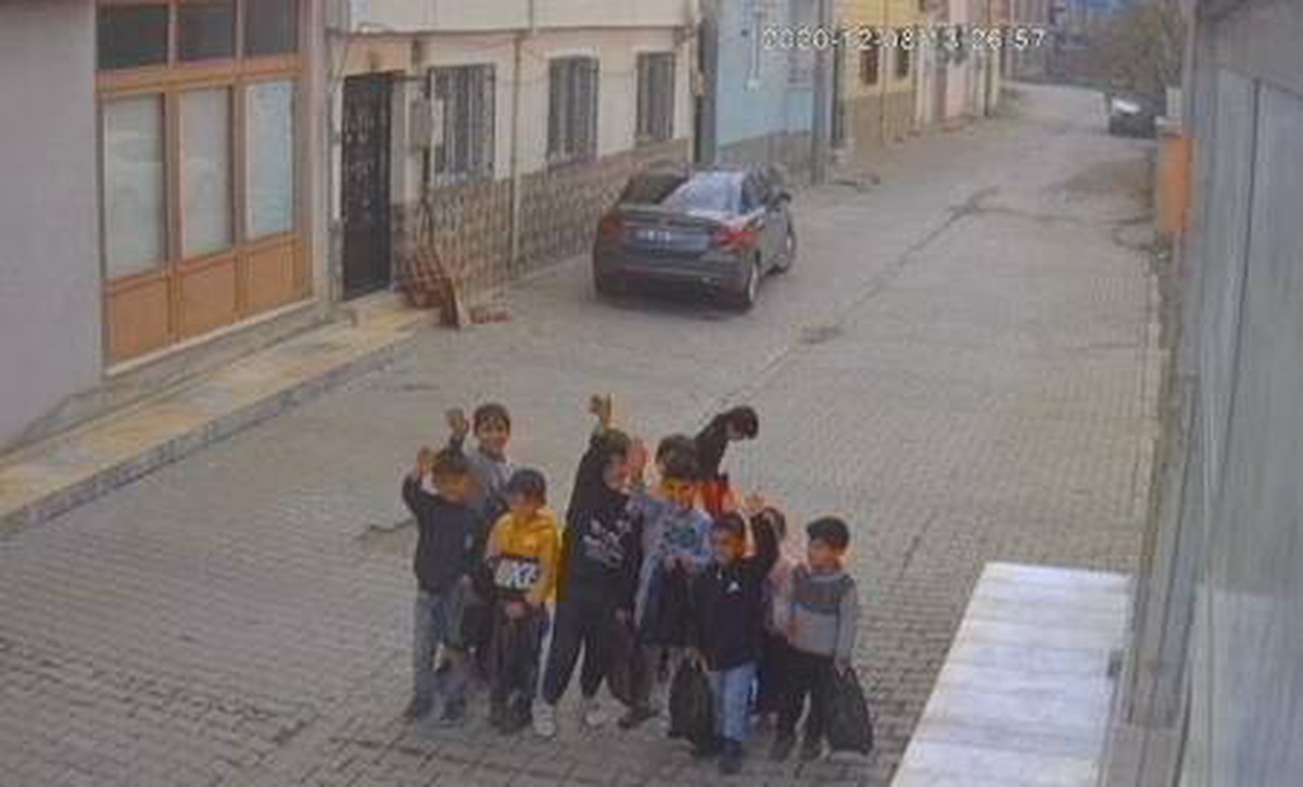 Çocuklar sokak sokak gezip çöp topladı, kameraya el salladı