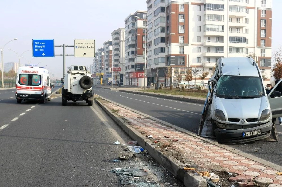 Son dakika: Diyarbakır\'da kısıtlamada bomboş yolda trafik kazası: 2 yaralı