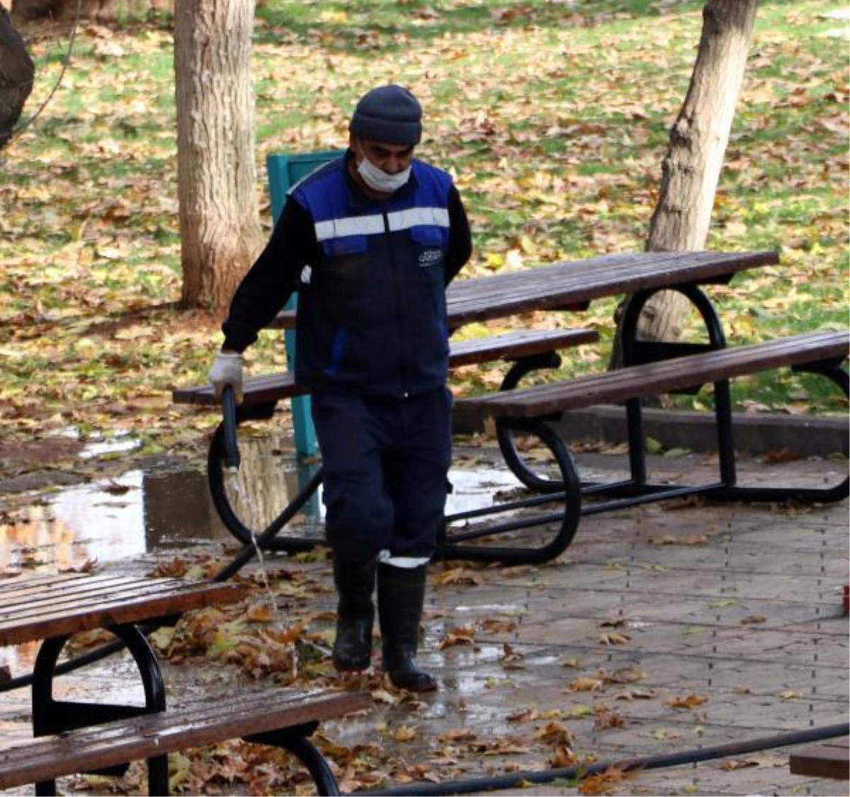 Herkes evdeyken, onlar sokakları temizledi