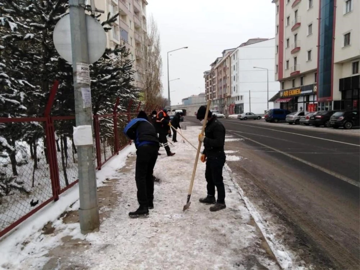 Kars Belediyesi\'nin temizlik ve kar mesaisi