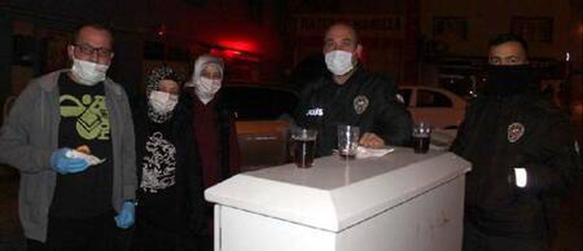 Son dakika haberi | Kayseri\'de, eksi 2 derecede görev yapan polislere vatandaştan çay ve poğaça ikramı