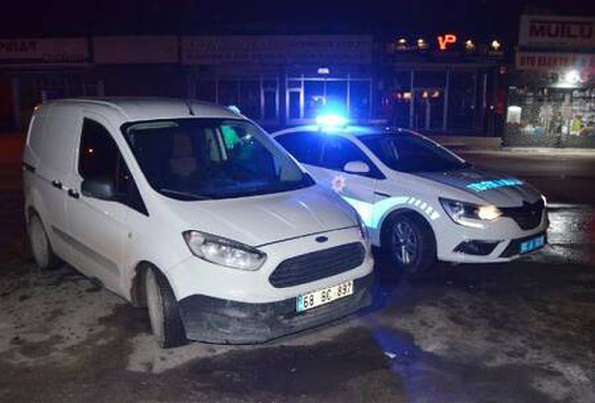 Kısıtlamada alkollü yakalanan sürücü, ceza uygulanırken koşarak kaçtı