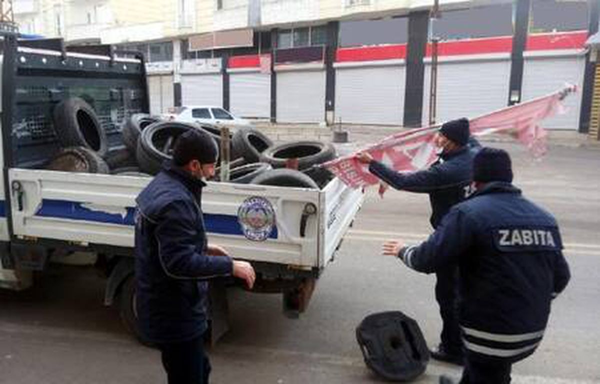 Kısıtlamada kaldırımları işgal eden flama, duba ve araç lastiklerini topladılar