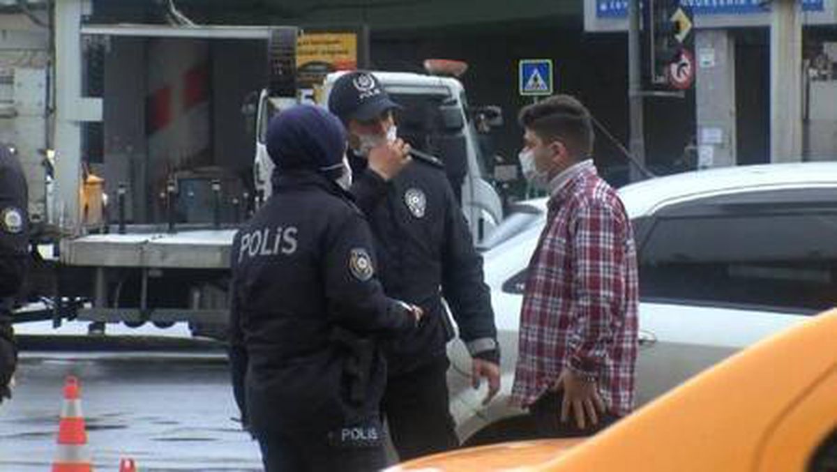 Son dakika haberleri! Maske takmadığı için ceza kesildi; Görüntü alan gazetecilere tepki gösterdi