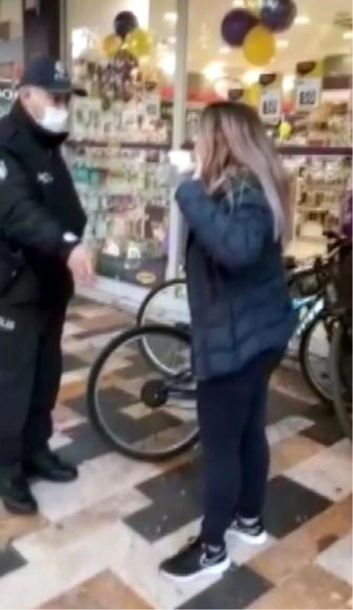 Son dakika haberleri: Maskesiz gezen kadından polise: "Artistliğiniz kime"
