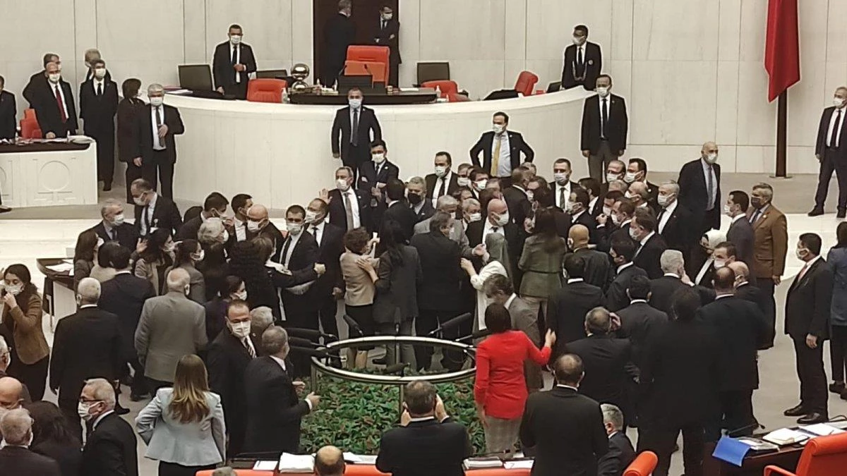 Meclis\'te gergin bütçe görüşmesi! AK Partili ve HDP\'li vekiller birbirlerinin üzerine yürüdü