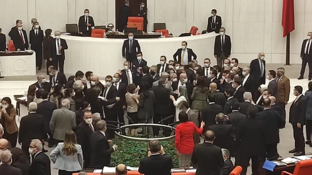 Meclis'te gergin bütçe görüşmesi! AK Partili ve HDP'li vekiller birbirlerinin üzerine yürüdü