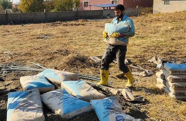 Milli sporcu, asker harçlığı için inşaatta çalışıyor Milli sporcu, asker harçlığı için inşaatta çalışıyor