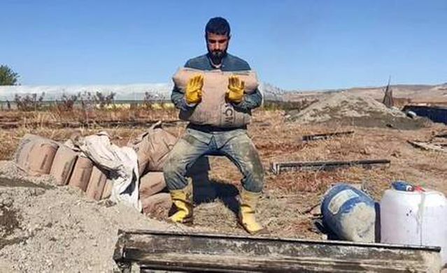 Milli sporcu, asker harçlığı için inşaatta çalışıyor Milli sporcu, asker harçlığı için inşaatta çalışıyor