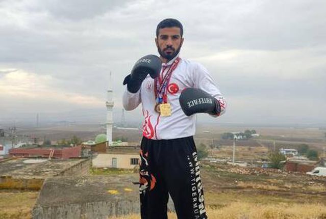 Milli sporcu, asker harçlığı için inşaatta çalışıyor Milli sporcu, asker harçlığı için inşaatta çalışıyor